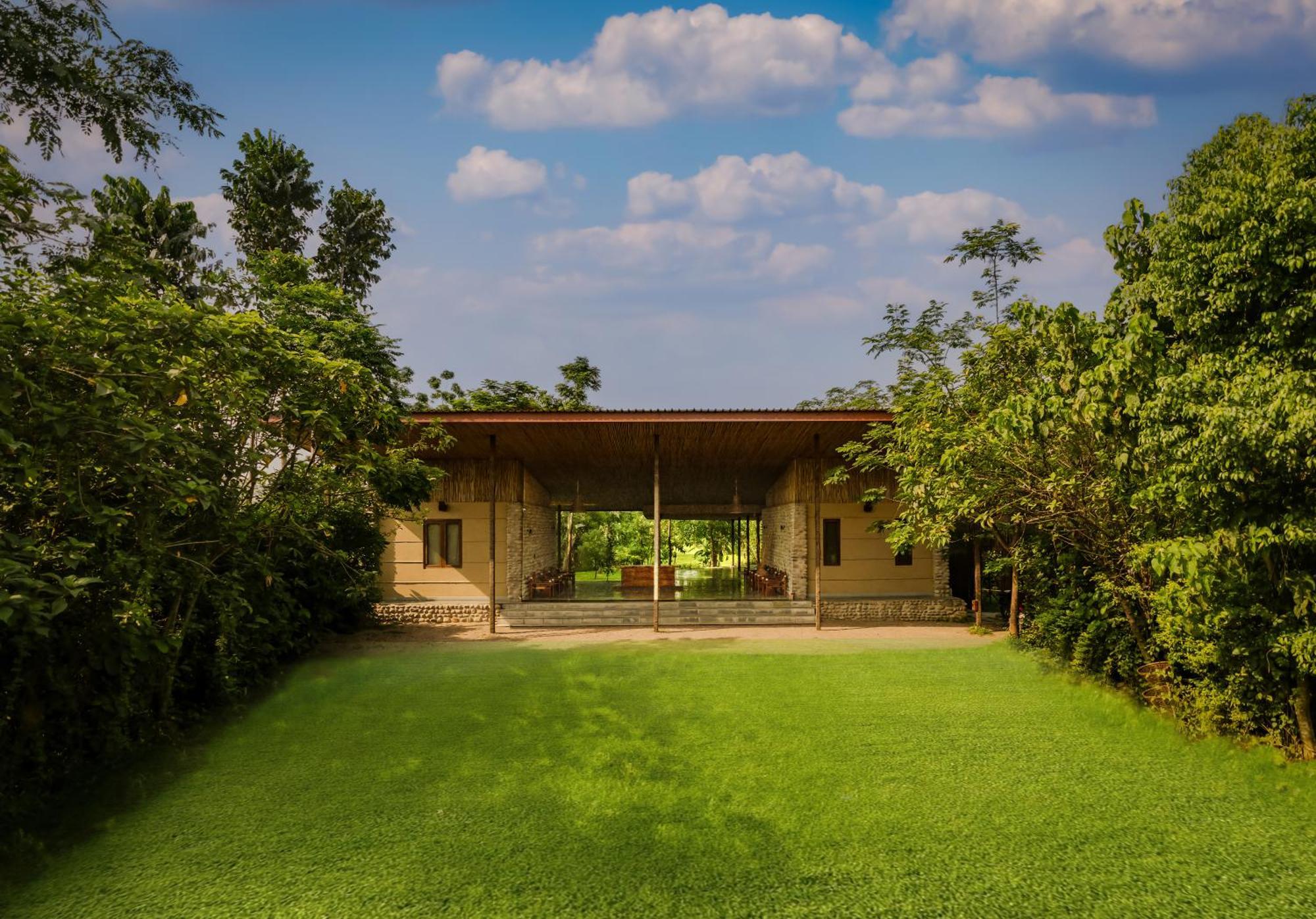 Sanctuary Chitwan National Park Bagian luar foto