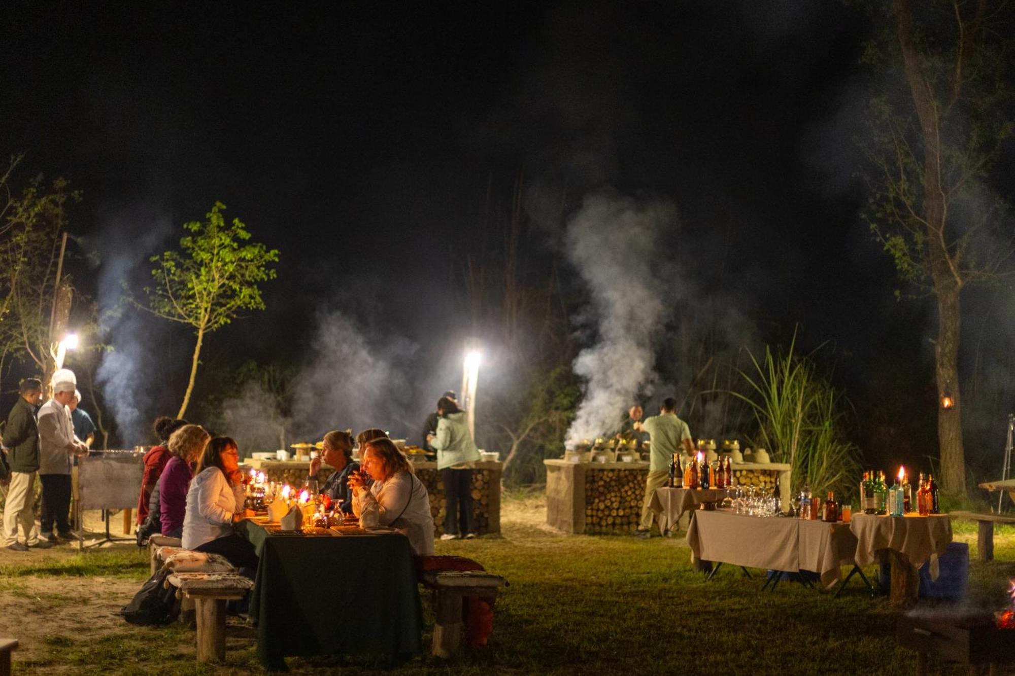 Sanctuary Chitwan National Park Bagian luar foto
